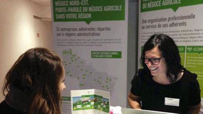 A droite, Marie-Sophie Curtelet, déléguée de Négoce Nord-Est, reçoit une étudiante de l'Isa Lille, intéressée par le métier d'acheteur en céréales, comme plusieurs autres jeunes filles qu'elle a reçues. A droite, Marie-Sophie Curtelet, déléguée de Négoce Nord-Est, reçoit une étudiante de l'Isa Lille, intéressée par le métier d'acheteur en céréales, comme plusieurs autres jeunes filles qu'elle a reçues.