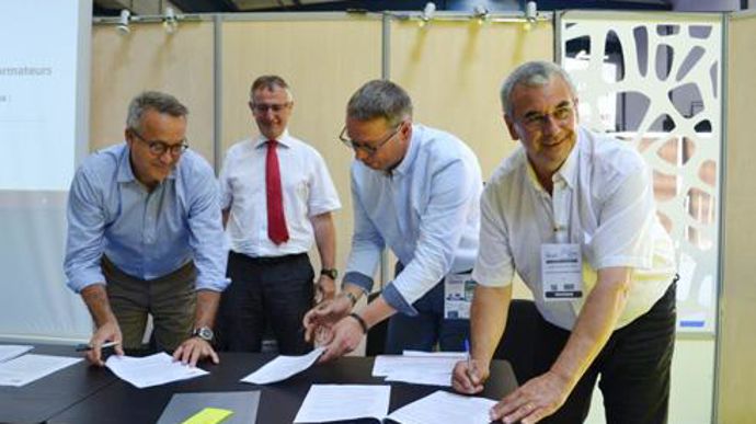 Xavier Mazet (à gauche), vice-président de l'Area Occitanie, Grégory Vouters, président de la FCD Occitanie et Jean-Pierre Arcoutel, président de Coop de France Occitanie, ont signé une charte de partenariat, le 22 juin, à Toulouse, en présence de Pascal Augier, Draaf de la région (en arrière-plan). © F. JACQUEMOUD Xavier Mazet (à gauche), vice-président de l'Area Occitanie, Grégory Vouters, président de la FCD Occitanie et Jean-Pierre Arcoutel, président de Coop de France Occitanie, ont signé u