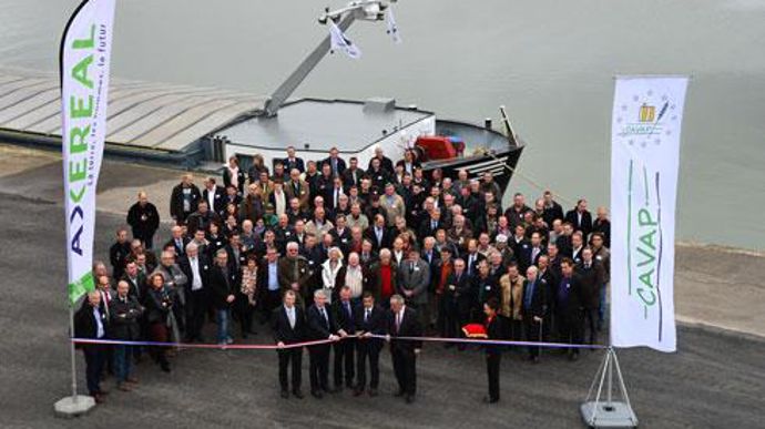 La coupure du ruban, avec au premier plan, de gauche à droite, Philippe de Raynal, Jean-François Loiseau, Philippe Couard, Xavier Beulin et Baudouin Delforge. © AXEREAL La coupure du ruban, avec au premier plan, de gauche à droite, Philippe de Raynal, Jean-François Loiseau, Philippe Couard, Xavier Beulin et Baudouin Delforge. © AXEREAL