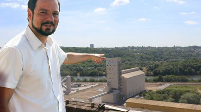 Jean-Charles Denis, responsable céréales chez Lorca : « Le nouveau silo (ici, vu du toit de l'ancien­) nous permet de maîtriser les flux entrées-sorties, en étant directement bord à quai, ce qui n'est pas le cas avec l'ancien. » © D. PÉRONNE Jean-Charles Denis, responsable céréales chez Lorca : « Le nouveau silo (ici, vu du toit de l'ancien­) nous permet de maîtriser les flux entrées-sorties, en étant directement bord à quai, ce qui n'est pas le cas avec l'ancien. » © D. PÉRONNE