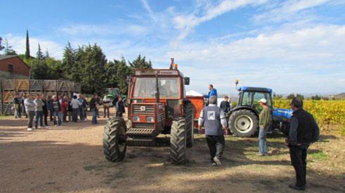 Environ quatre-vingts personnes ont assisté aux démonstrations d'épandage du compost Onze300. Les techniciens de la Cavale ont vidé un big bag de 600 kg directement dans le pulvérisateur, adapté par la coop à ce produit pulvérulent et humide. Environ quatre-vingts personnes ont assisté aux démonstrations d'épandage du compost Onze300. Les techniciens de la Cavale ont vidé un big bag de 600 kg directement dans le pulvérisateur, adapté par la coop à ce produit pulvérulent et humide.