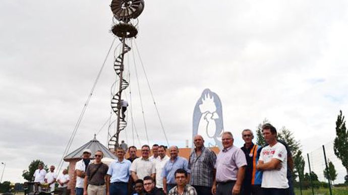 Des adhérents, des salariés et des fournisseurs de la Cafel ont participé à la restauration de l'éolien­ne. Au centre, Alain Allinant (chemise bleue), président de la Cafel. © A. MABIRE Des adhérents, des salariés et des fournisseurs de la Cafel ont participé à la restauration de l'éolien­ne. Au centre, Alain Allinant (chemise bleue), président de la Cafel. © A. MABIRE