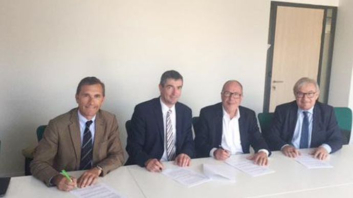 Christophe Cannesson, président de Vertdis (à gauche), Bertrand Hernu, président d'Advitam, Philippe Mangin, président d'EMC2 et René Bartoli, directeur général EMC2 et président de Nature et Plein Air, lors de la signature le 31 mai. Christophe Cannesson, président de Vertdis (à gauche), Bertrand Hernu, président d'Advitam, Philippe Mangin, président d'EMC2 et René Bartoli, directeur général EMC2 et président de Nature et Plein Air, lors de la signature le 31 mai.