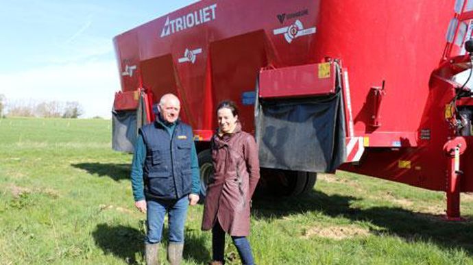 Mélanie Blondiaux, responsable du service agricole de la sucrerie d'Attin : « Plus de 40 % des adhérents de Tereos sont aussi éleveurs ». Ici au côté de Francis Coulon, un des sept coopérateurs de Tereos à avoir testé cette nouvelle offre. © B. CAILLIEZ