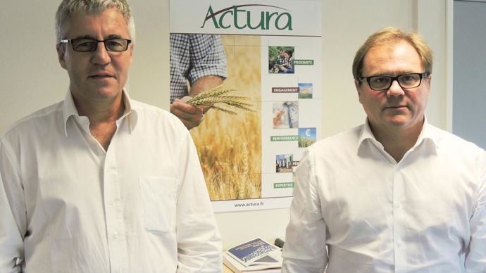 Jean-Baptiste Barbazanges (à gauche), ex-directeur de D'Clic, devient directeur réseau d'Actura tandis qu'Eric Barbedette (à droite), ex-DG d'Agridis-Holdis, prend la direction générale de la nouvelle structure. Frédéric Carré (ex-D'Clic) assume la présidence de cette société  anonyme coopérative, au côté de Xavier Bernard (ex-Agridis), vice-président.