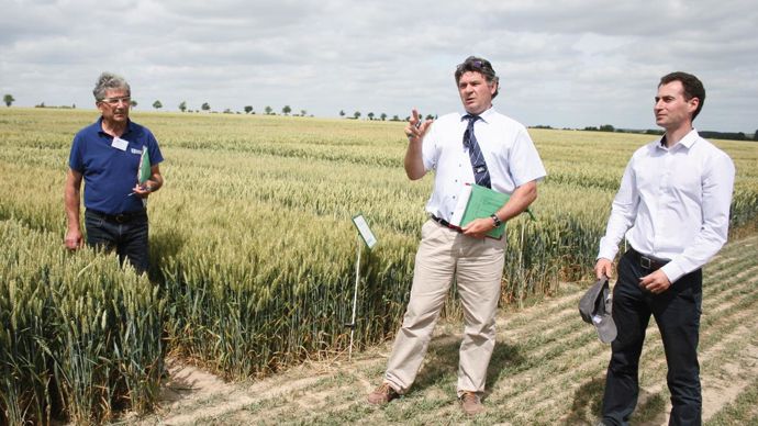 Denis Mauny (à gauche), responsable des semences au service agro de Soufflet Agriculture, Jean-Paul Moreau, directeur Approvisionnements et services et chef de marché semences et Fabrice Bourjot, responsable développement blé aux Moulins Soufflet.B. CAILLIEZ