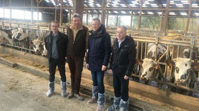 De gauche à droite, Benoît Cabot, conseiller section bovine NatUp, Ghislain Verhaeghe, éleveur NatUp, Michel Biero, directeur achats et marketing de Lidl France, et Laurent Boivin, responsable grand compte de Bigard. © NATUP