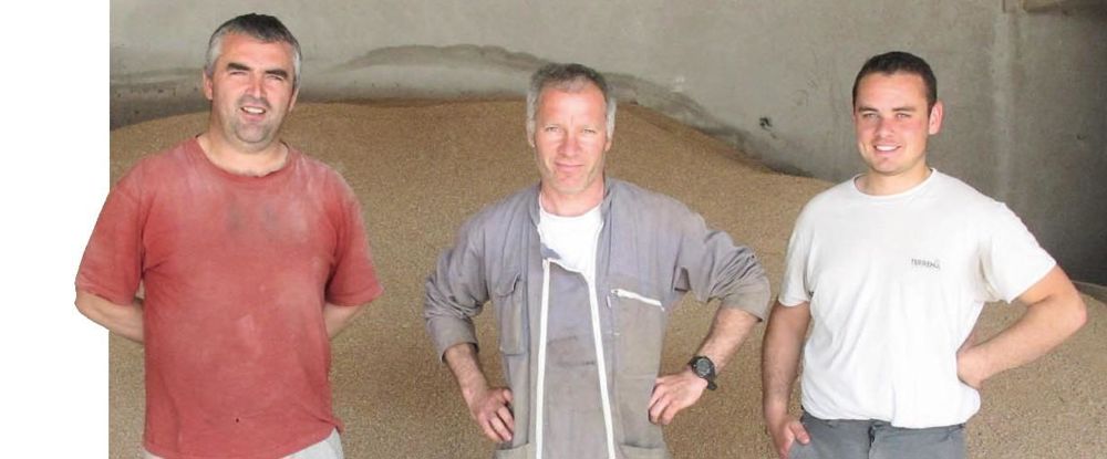 Jean-Luc Beziaud, Xavier Cougnaud et Clément Dupas stockent leur aliment fermier à plat et à l'air libre dans une cellule.© J.P. Jean-Luc Beziaud, Xavier Cougnaud et Clément Dupas stockent leur aliment fermier à plat et à l'air libre dans une cellule.© J.P.