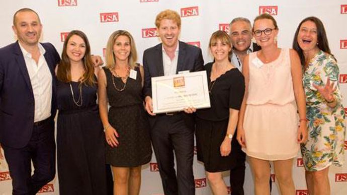 Une partie de l'équipe de Terrena Force de Vente lors de la remise du trophée LSA avec à gauche, Lionel Simon, son directeur, et au centre, Clément Prangère, directeur national des ventes. Une partie de l'équipe de Terrena Force de Vente lors de la remise du trophée LSA avec à gauche, Lionel Simon, son directeur, et au centre, Clément Prangère, directeur national des ventes.