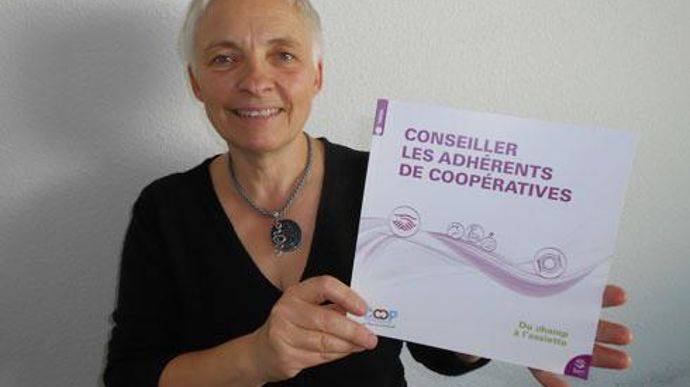 « Sortons des débats comme celui de la séparation de la vente et du conseil, d'Ecophyto pour élargir la question du conseil agricole », avance Françoise Ledos, responsable développement de Coop de France, qui présente le nouveau livret Théma sur le conseil. « Sortons des débats comme celui de la séparation de la vente et du conseil, d'Ecophyto pour élargir la question du conseil agricole », avance Françoise Ledos, responsable développement de Coop de France, qui présente le nouveau livret Théma 