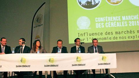 Les intervenants à la conférence marché (de gauche à droite) : Loïc Arnould, Romain Gueritaine (cellule Matif), Kenza Bentahar (Natixis), Laurent Vittoz (Cérévia), Pierre Begoc (Agritel) et Pascal Demay (Dijon céréales). © A. BREHIER Les intervenants à la conférence marché (de gauche à droite) : Loïc Arnould, Romain Gueritaine (cellule Matif), Kenza Bentahar (Natixis), Laurent Vittoz (Cérévia), Pierre Begoc (Agritel) et Pascal Demay (Dijon céréales). © A. BREHIER