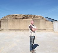 Le haut du tas, qui dépasse de 1,50 m les murs, est moins bien tassé, donc moins bien conservé. Pour y remédier, Gaël Garnier et ses deux associés veulent investir dans un silo plus grand. Ils gagneront aussi en sécurité le jour du tassage.© C.H. Le haut du tas, qui dépasse de 1,50 m les murs, est moins bien tassé, donc moins bien conservé. Pour y remédier, Gaël Garnier et ses deux associés veulent investir dans un silo plus grand. Ils gagneront aussi en sécurité le jour du tassage.© C.H.