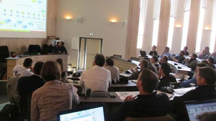 La première réunion du Club d'agriculteurs a également regroupé techniciens et ingénieurs du groupe Arterris, et était animée par la société Défisol services, spécialisée en agriculture de précision. La première réunion du Club d'agriculteurs a également regroupé techniciens et ingénieurs du groupe Arterris, et était animée par la société Défisol services, spécialisée en agriculture de précision.