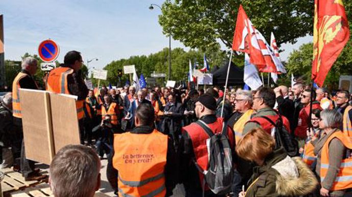 La manifestation a débuté vers 10 h ce mardi 7 mai, encadrée par un important dispositif de sécurité. © C. FAIMALI 