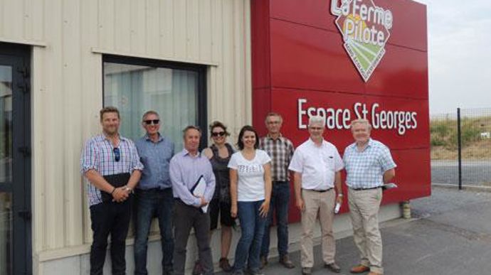 De gauche à droite, Stewart Woodhead, Dave Blance, Mark Palmer d'Agrovista UK, Lydia Larbi, Angélique Manuel d'Europe Actura, Jean-Paul LEROY de Nord Négoce, Denis Cochet, responsable de l'animation Euro-A-Pro, et Peter Mc Donald d'Agrovista UK. De gauche à droite, Stewart Woodhead, Dave Blance, Mark Palmer d'Agrovista UK, Lydia Larbi, Angélique Manuel d'Europe Actura, Jean-Paul LEROY de Nord Négoce, Denis Cochet, responsable de l'animation Euro-A-Pro, et Peter Mc Donald d'Agrovista UK.