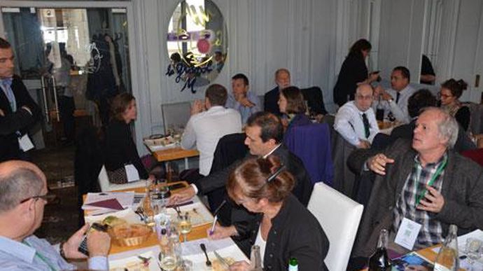 Dans un restaurant d'Orléans, le directeur de la coopérative de Boisseaux (Loiret), Xavier Thirouin (à droite), échange avec des agriculteurs, des cabinets d'études et des responsables de la distribution sur « qui est l'agriculteur du futur ? » © A. RICHARD Dans un restaurant d'Orléans, le directeur de la coopérative de Boisseaux (Loiret), Xavier Thirouin (à droite), échange avec des agriculteurs, des cabinets d'études et des responsables de la distribution sur « qui est l'agriculteur du futur ?