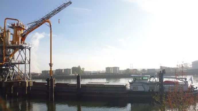 Pour Socomac, filiale du groupe Soufflet, un dernier investissement de déchargement sur le port de Rouen a permis de passer à 60 % de céréales transportées par voie fluviale.  Pour Socomac, filiale du groupe Soufflet, un dernier investissement de déchargement sur le port de Rouen a permis de passer à 60 % de céréales transportées par voie fluviale. 