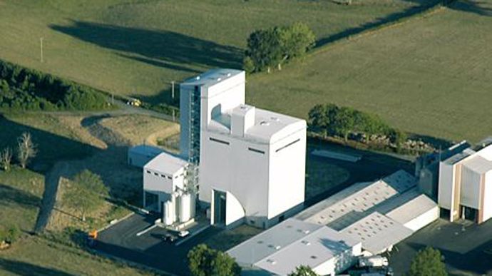 Sont certifiés Iso 50001 les usines et la logistique des sites de Saint-Germain-de-Salles (Allier), du Malzieu (Lozère), de Feurs (Loire), de Lapeyrouse (Puy-de-Dôme) et de Pouligny-Notre-Dame (Indre, photo) ainsi que la société d'organisation de production de volaille, Force Centre. Sont certifiés Iso 50001 les usines et la logistique des sites de Saint-Germain-de-Salles (Allier), du Malzieu (Lozère), de Feurs (Loire), de Lapeyrouse (Puy-de-Dôme) et de Pouligny-Notre-Dame (Indre, photo) ainsi q