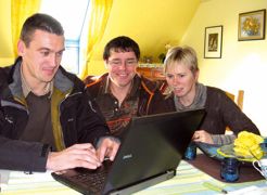 Nicolas Kermorvan (à gauche), nutritionniste chez Keenan, passe environ tous les deux mois. Loïc et Christine Jounay peuvent lui envoyer des informations entre deux visites pour qu'il leur propose les éventuels ajustements. Nicolas Kermorvan (à gauche), nutritionniste chez Keenan, passe environ tous les deux mois. Loïc et Christine Jounay peuvent lui envoyer des informations entre deux visites pour qu'il leur propose les éventuels ajustements.
