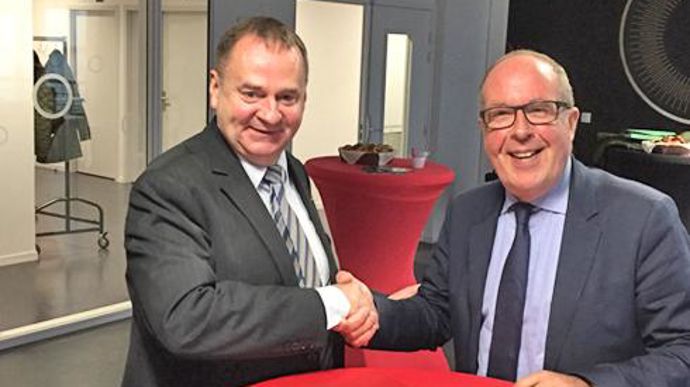 Bruno Forget, commissaire de la Foire de Châlons-en-Champagne, et Philippe Mangin, président de Coop de France, lors de la signature de la convention vendredi 20 novembre. Bruno Forget, commissaire de la Foire de Châlons-en-Champagne, et Philippe Mangin, président de Coop de France, lors de la signature de la convention vendredi 20 novembre.