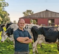 La conduite en lots permet à Noël (photo) et Emmanuel de valoriser leurs prairies par le pâturage et ainsi de réduire leur coût alimentaire, tout en assurant une surveillance rapprochée des vaches prêtes à vêler.© E.A. La conduite en lots permet à Noël (photo) et Emmanuel de valoriser leurs prairies par le pâturage et ainsi de réduire leur coût alimentaire, tout en assurant une surveillance rapprochée des vaches prêtes à vêler.© E.A.