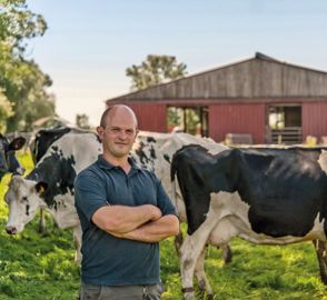 La conduite en lots permet à Noël (photo) et Emmanuel de valoriser leurs prairies par le pâturage et ainsi de réduire leur coût alimentaire, tout en assurant une surveillance rapprochée des vaches prêtes à vêler.© E.A. La conduite en lots permet à Noël (photo) et Emmanuel de valoriser leurs prairies par le pâturage et ainsi de réduire leur coût alimentaire, tout en assurant une surveillance rapprochée des vaches prêtes à vêler.© E.A.