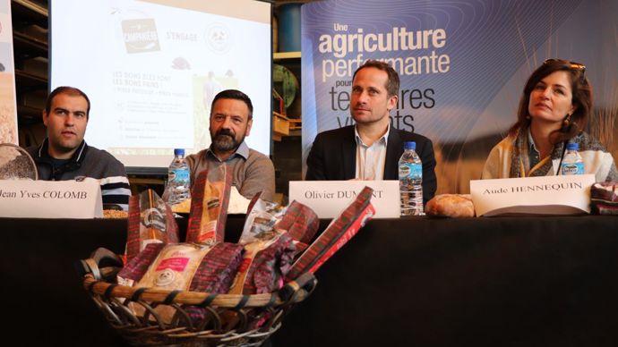 Guillaume Simon, agriculteur HVE, Jean-Yves Colomb, président du groupe Dauphinoise, Olivier Dumont, directeur de la filière boulangerie-pâtisserie chez Agromousquetaires, et Aude Hennequin, en charge du marketing de la filière pain chez Intermarché. © R. FOURREAUX