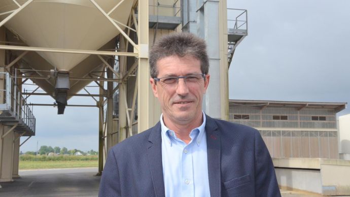 Philippe Forgeret, directeur adjoint de la coopérative de Pithiviers : « Nous travaillons avec cinq variétés. Cet assemblage permet au meunier d'écraser directement et produit une farine très régulière. » © A. RICHARD Philippe Forgeret, directeur adjoint de la coopérative de Pithiviers : « Nous travaillons avec cinq variétés. Cet assemblage permet au meunier d'écraser directement et produit une farine très régulière. » © A. RICHARD