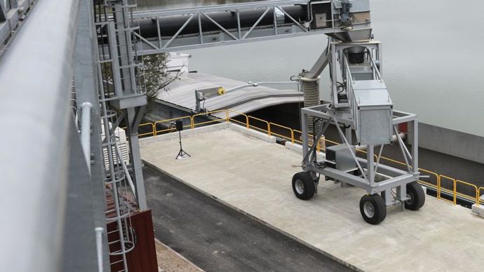 Ce site permet de charger des péniches de grands gabarits pour un objectif initial de 160 000 t/an.AXÉRÉAL