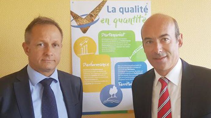 Laurent Vittoz (à gauche) aux côtés de Christophe Grison, président de Valfrance, qui a apprécié dans la candidature de son nouveau DG, sa maîtrise de l'ensemble des métiers du grain et de leur mise en marché, et sa très bonne connaissance de Valfrance. Laurent Vittoz (à gauche) aux côtés de Christophe Grison, président de Valfrance, qui a apprécié dans la candidature de son nouveau DG, sa maîtrise de l'ensemble des métiers du grain et de leur mise en marché, et sa très bonne connaissance de Val