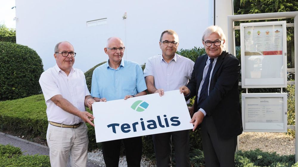 De gauche à droite, Philippe Mangin, Jean-Paul Marchal, respectivement présidents d'EMC2 et de la Cal, Eric Chrétien et René Bartoli, directeurs de la Cal et d'EMC2, le 18 juillet à Laxou (Meurthe-et-Moselle).D. PÉRONNE