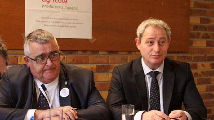 « Nous effectuons cette année une redistribution exceptionnelle du résultat de 5,7 millions d'euros pour soulager la trésorerie des adhérents », indiquait Patrick Aps, directeur général de Cap Seine, à droite de Jean-Jacques Prévost, le président. © C. MICHEL « Nous effectuons cette année une redistribution exceptionnelle du résultat de 5,7 millions d'euros pour soulager la trésorerie des adhérents », indiquait Patrick Aps, directeur général de Cap Seine, à droite de Jean-Jacques Prévost, le pré