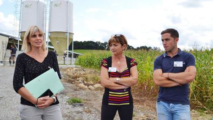 Martine Chaléon (à gauche), en charge du développement de l'activité palmipèdes et de la vente de matériel, chez Lur Berri, aux côtés d'Evelyne et Thomas Marty, futurs éleveurs de canards gras. © F. JACQUEMOUD Martine Chaléon (à gauche), en charge du développement de l'activité palmipèdes et de la vente de matériel, chez Lur Berri, aux côtés d'Evelyne et Thomas Marty, futurs éleveurs de canards gras. © F. JACQUEMOUD