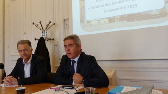 Les deux présidents, Alain Guillaume du Snia (à gauche) et Jean-Luc Cade de Coop de France Nutrition animale, ont présenté à la presse ce kit particulièrement attendu dans les entreprises. Les deux présidents, Alain Guillaume du Snia (à gauche) et Jean-Luc Cade de Coop de France Nutrition animale, ont présenté à la presse ce kit particulièrement attendu dans les entreprises.