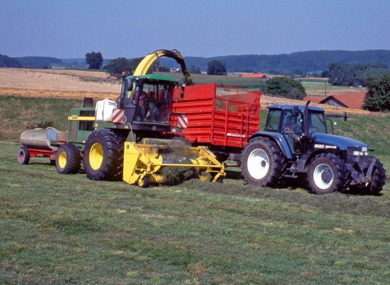 Il y a dix ans, les Allemands avaient testé avec succès l'association de mélasse et de bactéries lactiques pour tirer le meilleur parti des prairies naturelles pauvres en sucres et délicates à ensiler. Ils récidivent avec une autre solution aussi performante mais moins lourde à mettre en oeuvre (pas de cuve de mélasse à tirer derrière l'ensileuse) : un cocktail d'acide formique tamponné et de bactéries lactiques.