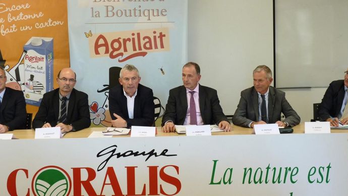 La signature, le 24 septembre, du protocole d'entrée en négociation exclusive a réuni, de gauche à droite, Ludovic Spiers et Arnaud Degoulet, DG et président d'Agrial, Jean-Yves Rissel, président de Coralis, Jean-Luc Rabillard et Olivier Prételat, président et DG d'Eurial, et Guy Bordet, DG de Coralis.