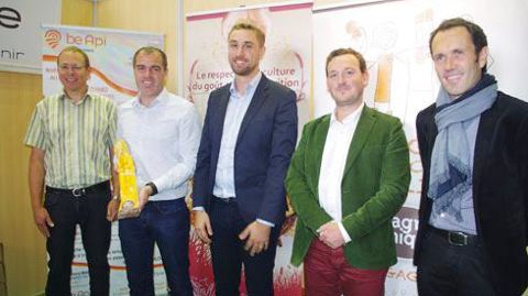 Laurent Chauré, adhérent Acolyance, Romain Adam, président du groupe jeunes Cap ac', Baptiste Lorin, directeur du Moulin Lorin, Antoine Grasset, directeur des mises en marché d'Acolyance et Ludovic Brindejonc, DG d'Agro-éthique. © C. URVOY Laurent Chauré, adhérent Acolyance, Romain Adam, président du groupe jeunes Cap ac', Baptiste Lorin, directeur du Moulin Lorin, Antoine Grasset, directeur des mises en marché d'Acolyance et Ludovic Brindejonc, DG d'Agro-éthique. © C. URVOY Laurent Chauré, adhérent Acolyance, Romain Adam, président du groupe jeunes Cap ac', Baptiste Lorin, directeur du Moulin Lorin, Antoine Grasset, directeur des mises en marché d'Acolyance et Ludovic Brindejonc, DG d'Agro-éthique. © C. URVOY Laurent Chauré, adhérent Acolyance, Romain Adam, président du groupe jeunes Cap ac', Baptiste Lorin, directeur du Moulin Lorin, Antoine Grasset, directeur des mises en marché d'Acolyance et Ludovic Brindejonc, DG d'Agro-éthique. © C. URVOY
