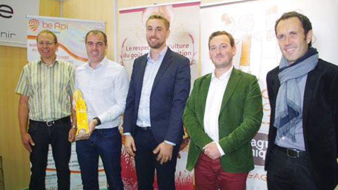 Laurent Chauré, adhérent Acolyance, Romain Adam, président du groupe jeunes Cap ac', Baptiste Lorin, directeur du Moulin Lorin, Antoine Grasset, directeur des mises en marché d'Acolyance et Ludovic Brindejonc, DG d'Agro-éthique. © C. URVOY Laurent Chauré, adhérent Acolyance, Romain Adam, président du groupe jeunes Cap ac', Baptiste Lorin, directeur du Moulin Lorin, Antoine Grasset, directeur des mises en marché d'Acolyance et Ludovic Brindejonc, DG d'Agro-éthique. © C. URVOY