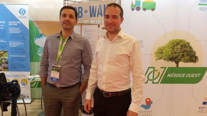 A gauche, Sébastien Neveux, délégué régional de Négoce Ouest, et Pierre-Luc Rebours, devant le « job wall » sur le stand du négoce, au Space à Rennes. © H. LAURANDEL A gauche, Sébastien Neveux, délégué régional de Négoce Ouest, et Pierre-Luc Rebours, devant le « job wall » sur le stand du négoce, au Space à Rennes. © H. LAURANDEL