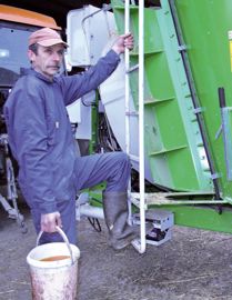Jean-Louis Delarue, associé avec sa femme et son frère, cherche à produire du lait économique. Le coût du concentré s'établit à 38 €/1 000 l (avec 235 g de concentré par litre). Le tourteau de colza gras est comptabilisé 180 €/t.