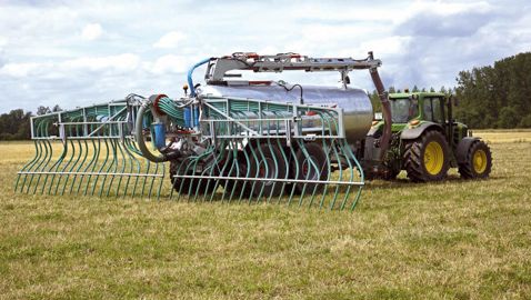 L'étude recommande de ne pas épandre sur de l'herbe de 10 à 15 cm de hauteur pour limiter la souillure des végétaux et réduire les problèmes d'appétence.© CHRISTIAN WATIER