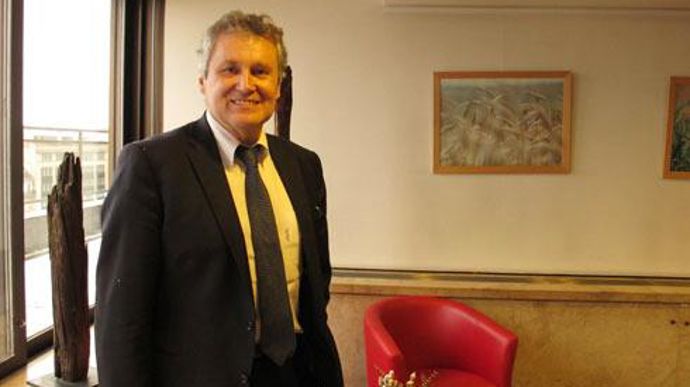 « Notre nouvelle identité porte les ambitions du groupe en s'appuyant sur les valeurs coopératives », a commenté Thierry Blandinières, en présentant le nouveau logo de l'union InVivo qu'il dirige. © H. LAURANDEL « Notre nouvelle identité porte les ambitions du groupe en s'appuyant sur les valeurs coopératives », a commenté Thierry Blandinières, en présentant le nouveau logo de l'union InVivo qu'il dirige. © H. LAURANDEL