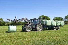 Enrubannage. Dans une logique de multiplication des coupes, l’enrubannage et la remorque autochargeuse offrent une grande souplesse d’intervention pour réaliser de petits chantiers de récolte et assurer une qualité optimale, au moins sur les parcelles les plus portantes et les plus accessibles.
© THIERRY PASQUET
Enrubannage. Dans une logique de multiplication des coupes, l’enrubannage et la remorque autochargeuse offrent une grande souplesse d’intervention pour réaliser de petits chantiers de récolte et assurer une qualité optimale, au moins sur les parcelles les plus portantes et les plus accessibles.
© THIERRY PASQUET