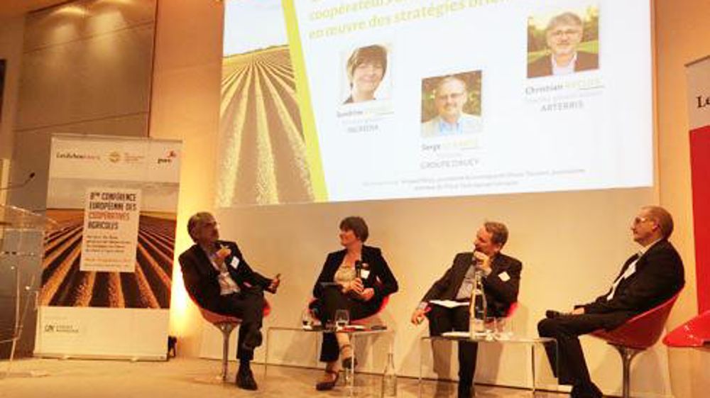 Une des tables rondes de la 8e conférence européenne des coopératives agricoles avec de gauche à droite, Christian Reclus, DG adjoint Arterris, Sandrine Delory, DG Ingrédia/La Prospérité Fermière, l'animateur Arnaud Fleury, et Serge Le Batz, président Groupe d'aucy. © H. LAURANDEL Une des tables rondes de la 8e conférence européenne des coopératives agricoles avec de gauche à droite, Christian Reclus, DG adjoint Arterris, Sandrine Delory, DG Ingrédia/La Prospérité Fermière, l'animateur Arnaud Fl
