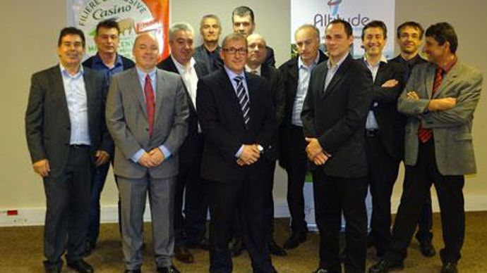 Mi-décembre, Altitude a signé avec Casino la création de la filière Génisse primeur Altitude. Au premier plan, Olivier Voisin, DG du groupe Altitude (2e à gauche), Thierry Brousse, directeur des achats Boucherie volailles chez Casino et Julien Fau, président de Covial (Altitude). Mi-décembre, Altitude a signé avec Casino la création de la filière Génisse primeur Altitude. Au premier plan, Olivier Voisin, DG du groupe Altitude (2e à gauche), Thierry Brousse, directeur des achats Boucherie volaill