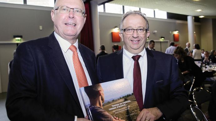 Pierre Guez, le directeur et Marc Patriat, le président, ont présenté à l'AG de Dijon céréales le 11 décembre, un livre de témoignages et de portraits d'adhérents pour fêter les 25 ans du groupe.P. MAUPETIT/DIJON CÉRÉALES
