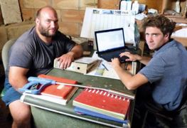 Le suivi réalisé par le vétérinaire, Adrien Bernard (à droite) chez Denis Perrin repose sur les observations de terrain, un test de dépistage de la cétose et une analyse poussée des taux.©J.P. Le suivi réalisé par le vétérinaire, Adrien Bernard (à droite) chez Denis Perrin repose sur les observations de terrain, un test de dépistage de la cétose et une analyse poussée des taux.©J.P.