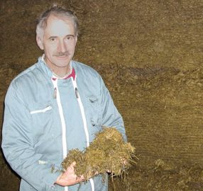 Les pratiques mises en oeuvre par Joël Achard visent à récolter chaque année une herbe jeune, sans épis, qui est à la base de l'alimentation du troupeau dans un système tout herbe.© J.P.