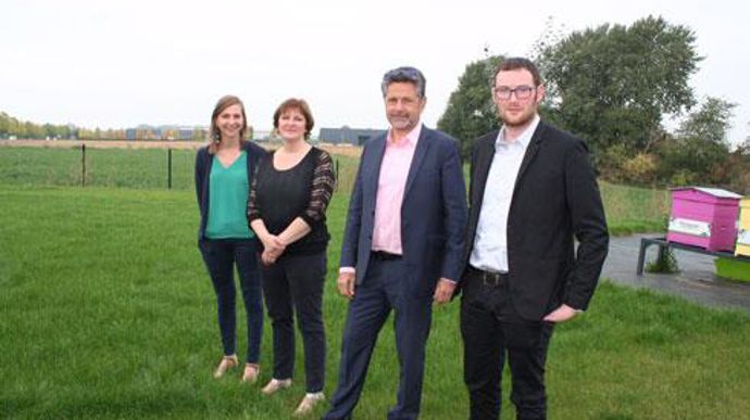 Xavier Harlé, DG de Ternoveo (au centre), entouré de son équipe, Léa Boisleux, Delphine Probin et François Levêque : « Notre objectif est d'anticiper les mutations de l'agriculture et de permettre aux agriculteurs de valoriser au mieux leurs productions. » © B. CAILLIEZ Xavier Harlé, DG de Ternoveo (au centre), entouré de son équipe, Léa Boisleux, Delphine Probin et François Levêque : « Notre objectif est d'anticiper les mutations de l'agriculture et de permettre aux agriculteurs de valoriser au