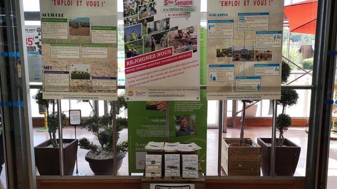 Chacun des 100 magasins du groupe Dauphinoise a accueilli un panneau corporate sur la semaine de la coopération agricole et deux panneaux sur l’emploi, l’un orienté sur les magasins grand public, le second sur les métiers agricoles.